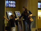 Fernanda Tavares vai com os filhos ao cinema no Rio