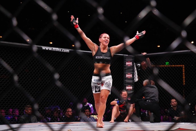 Cris Cyborg festeja a vitória sobre Faith van Duin no Invicta FC 13 (Foto: Evelyn Rodrigues) Cris Cyborg festeja a vitória sobre Faith van Duin no Invicta FC 13 (Foto: Evelyn Rodrigues)