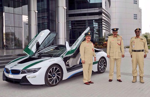 BMW i8 é apresentado na polícia de Dubai (Foto: Divulgação)