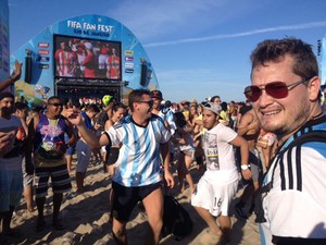 Alejandro e os amigos se divertem após a vitória, no Fan Fest (Foto: Alba Valéria Mendonça/ G1)