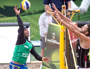 Ryan Doherty vôlei de praia bloqueio (Foto: Divulgação / FIVB)