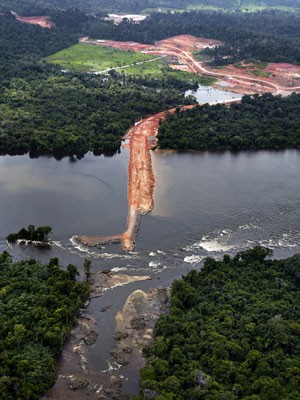 Imagens aéreas mostram impacto das obras da usina de Belo Monte (Foto: Divulgação/Greenpeace/Marizilda Cruppe)