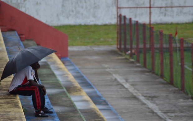 Jogo teve apenas quatro pagantes, chuva ajudou a espantar torcedores (Foto: Felipe Martins/GLOBOESPORTE.COM)