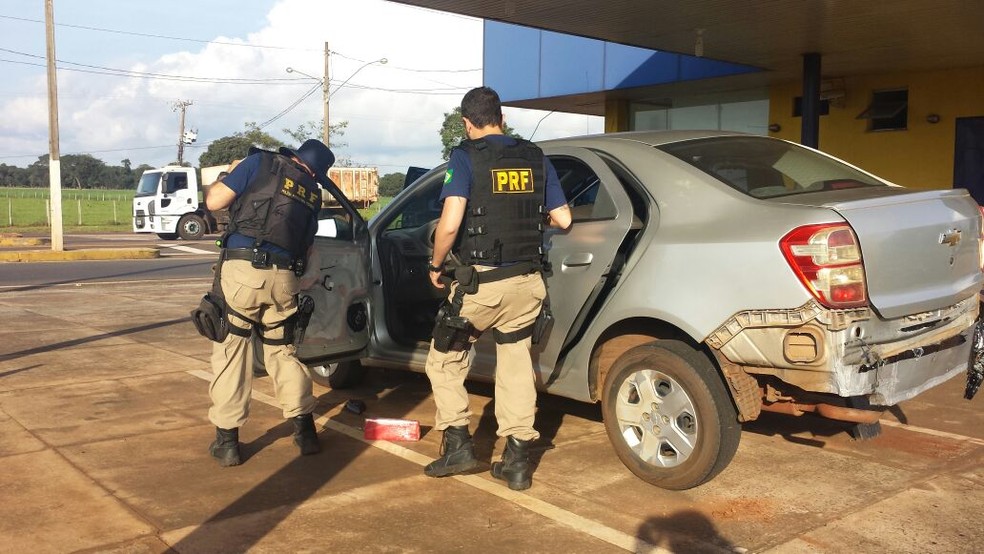 Tabletes de maconha estavam em compartimentos falsos do veículo (Foto: PRF/ Divulgação)