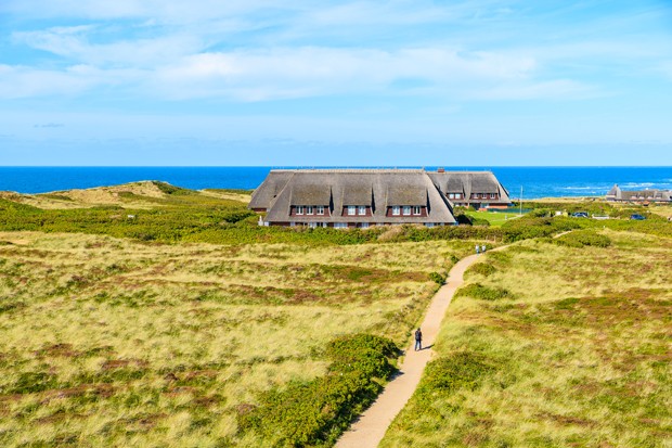 Sylt is the largest North Frisian island and is a popular destination for fine food and water sports. Located off Schleswig-Holstein's North Sea coast. (Foto: Getty Images/iStockphoto)