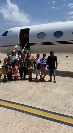 Família de Ronaldo embarca em voo particular para Paris (Foto: Reprodução/Facebook)