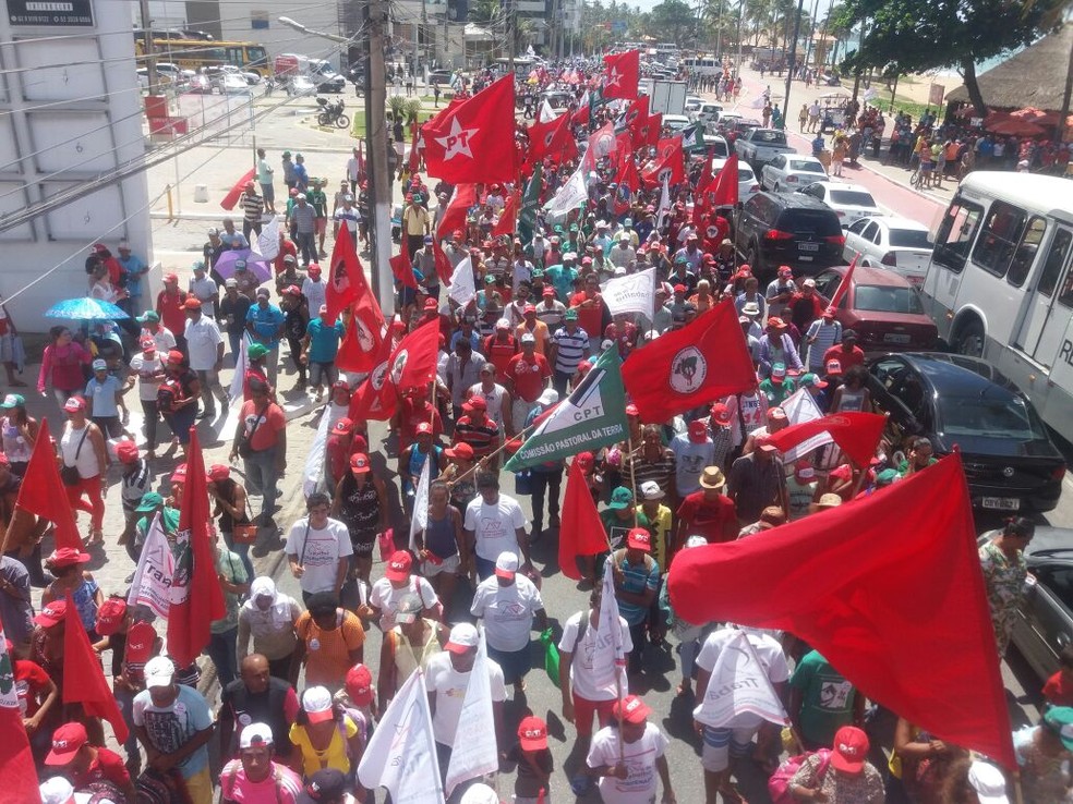 Trabalhadores e movimentos sociais e sindicais ocuparam parte da avenida da orla durante manifestação em Maceió (Foto: Suely Melo/G1)