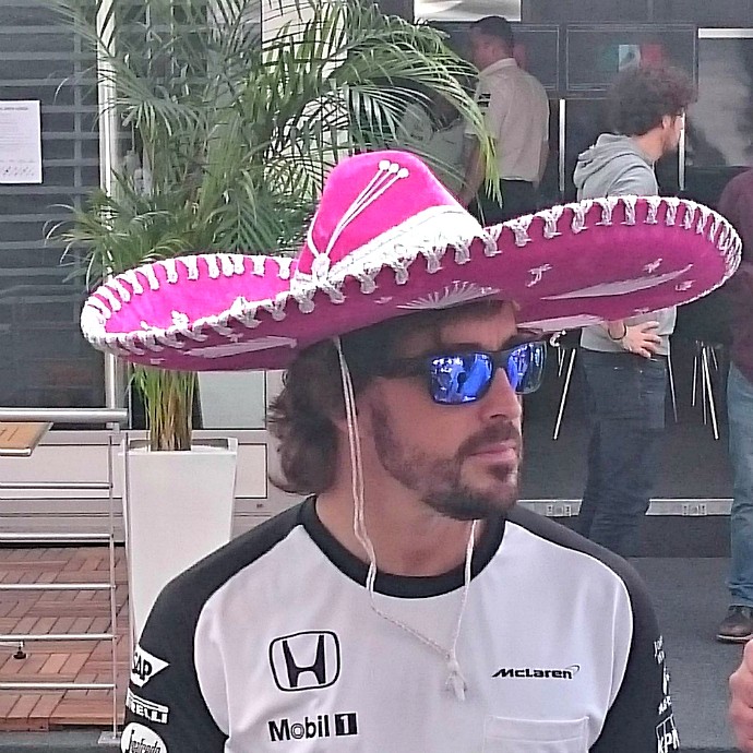 Fernando Alonso usou um sombreiro rosa e chamou a atenção no paddock mexicano (Foto: Reprodução/Twitter)