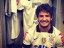 Pato apresenta a nova camisa do Corinthians