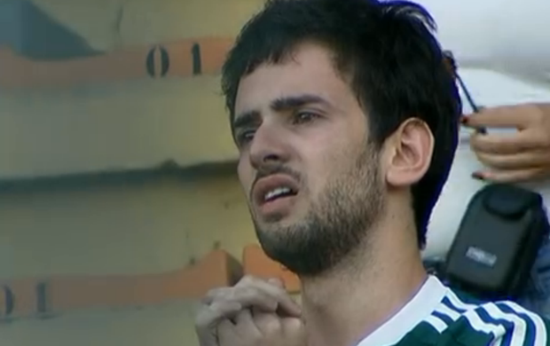 Torcedor do Palmeiras chora com rebaixamento (Foto: Reprodução/SporTV)