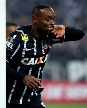Love acorda o Corinthians e lidera vitória sobre o Figueirense, na Arena