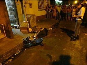 Um dos corpos foi localizado na calçada da rua (Foto: Divulgação/Polícia Civil)