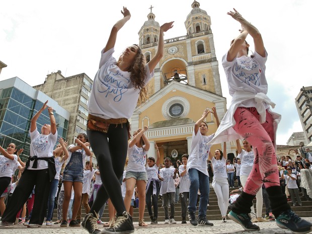 Flash Mob em frente a Catedral Metropolitana, em Florianópolis (Foto: Rafaela Martins/SEC)