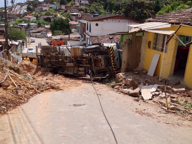 Caminhão tombou na Avenida Pernambuco, em Camaragibe (Foto: Katherine Coutinho / G1)