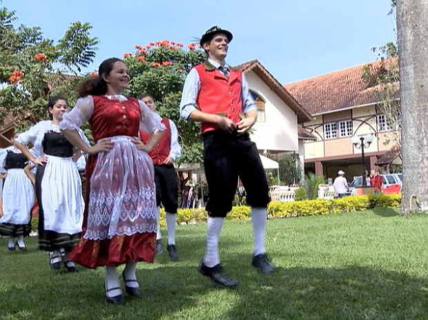 Orlando Velten também faz parte de um grupo de dança típica alemã (Foto: Reprodução/ TV Gazeta)