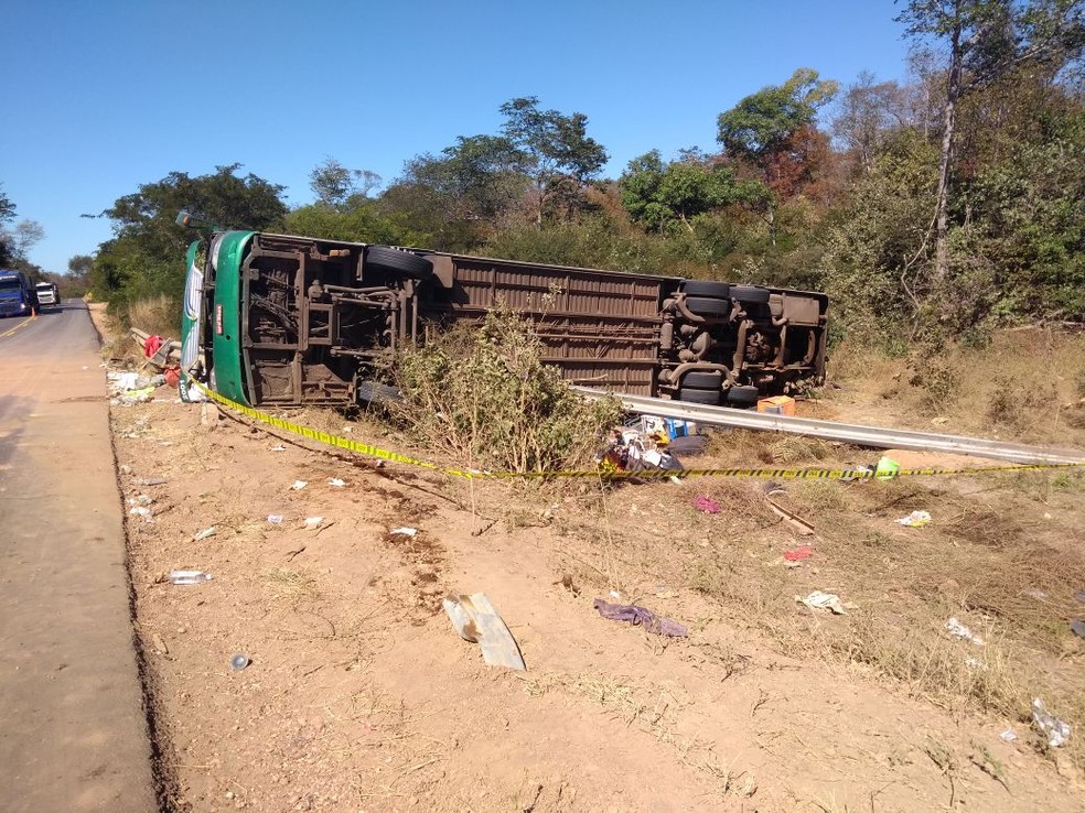 Acidente envolvendo ônibus deixa mortos e feridos (Foto: Divulgação/PRF)