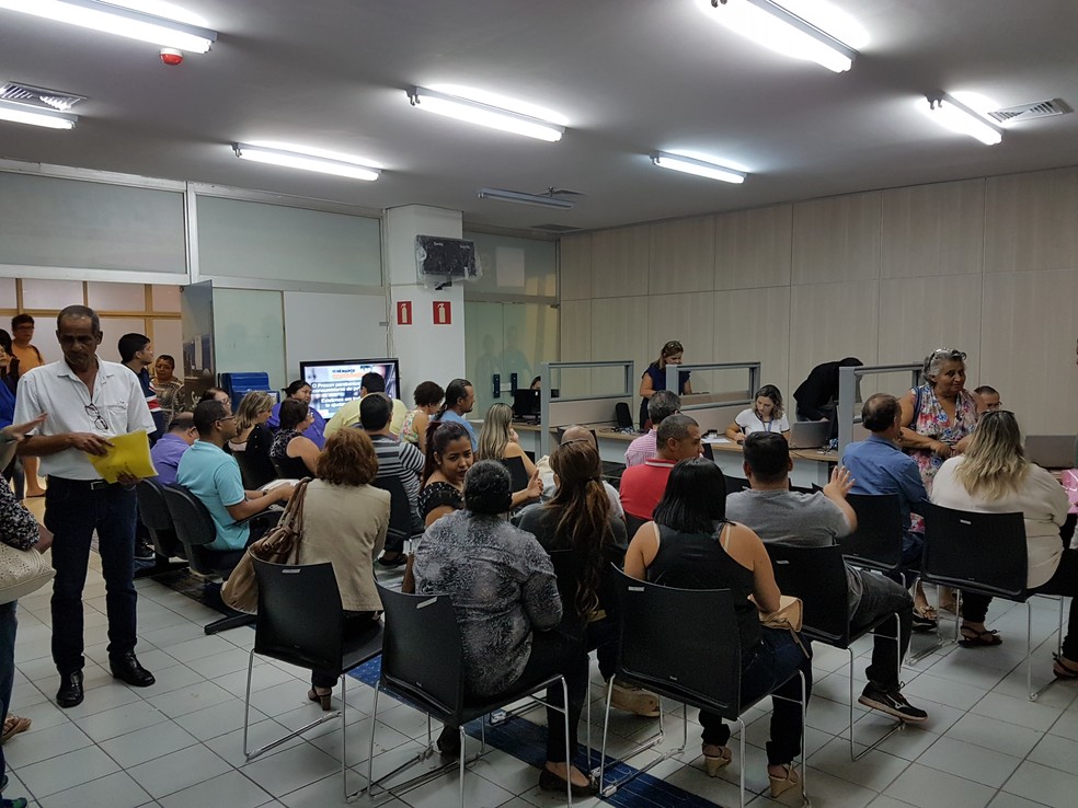 Após pegarem as senhas, consumidores esperam para serem atendidos (Foto: Banco de Brasília/Divulgação)