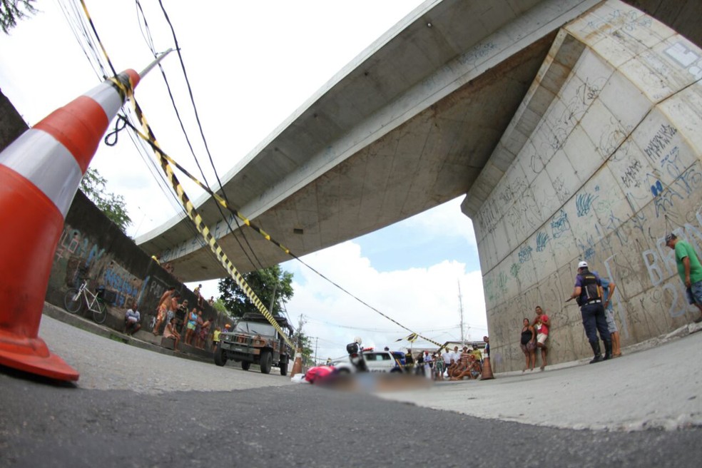 Uma pessoa morreu e outra ficou ferida no acidente em que uma moto caiu do viaduto no Recife. Local foi isolado (Foto: Marlon Costa/Pernambuco Press)