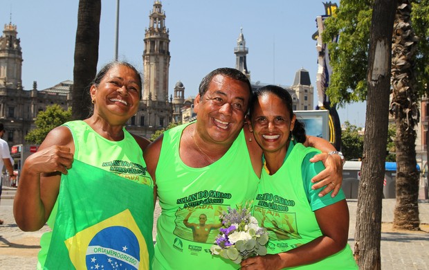 Família de Allan do Carmo, da maratona aquática, no Mundial de Barcelona (Foto: Satiro Sodré / SS Press)