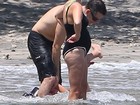 Reese Witherspoon exibe barrigão e celulite em dia de praia com família