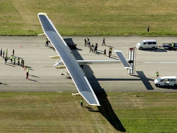 Avião ‘Solar Impulse, movido a energia solar, cumpre missão de voar por 26 horas, inclusive no período noturno. (Foto: Denis Balibouse / Reuters)