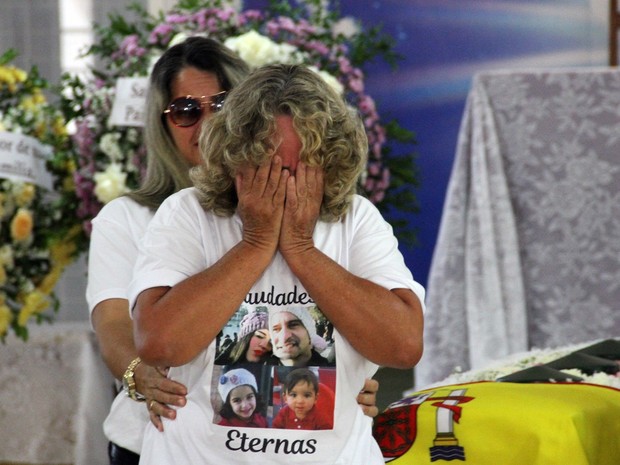 Mãe de Marcos e avó de Patrick se emociona no velório do filho em João Pessoa (Foto: Diogo Almeida/G1)
