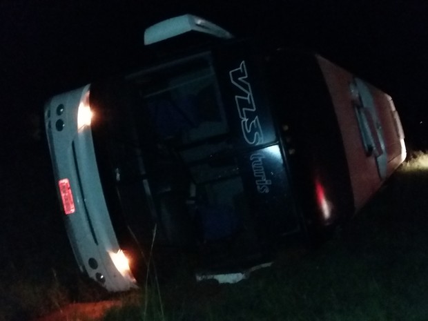 Ônibus tombou e deixou 26 passageiros feridos na ERS-332 (Foto: Fernando Martins/Rádio Soledade)