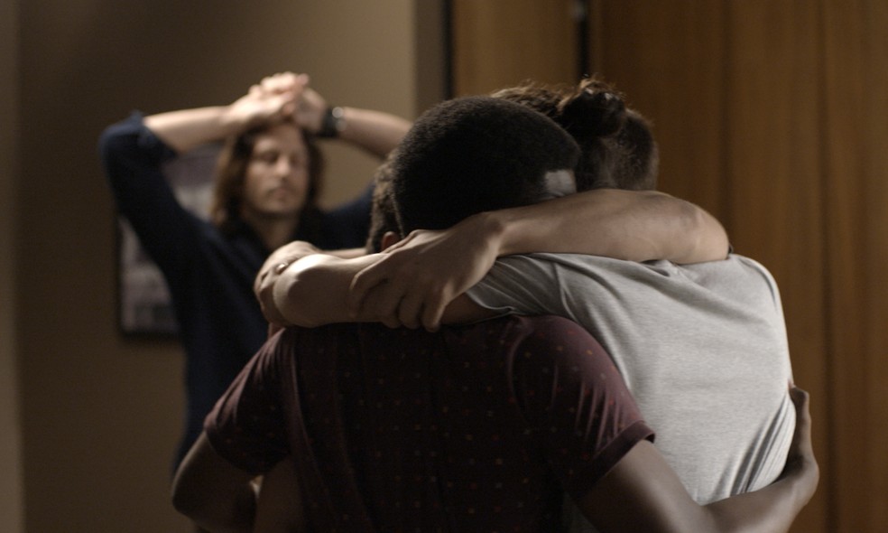 Muito abalados, os meninos dão um abraço em Nicolau (Foto: TV Globo)