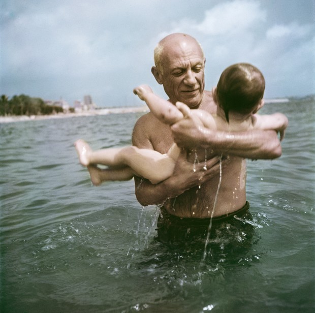 *SÓ PODE SER USADA PARA DIVULGAR EXPOSIÇÃO CAPA IN COLOR Pablo Picasso brincando na água com seu filho Claude, Vallauris, France (Foto: Robert Capa/International Center of Photography/Magnum Photos)