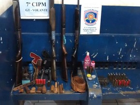 Armas apreendidas em Santa Maria da Boa Vista (Foto: Divulgação / Polícia Militar)