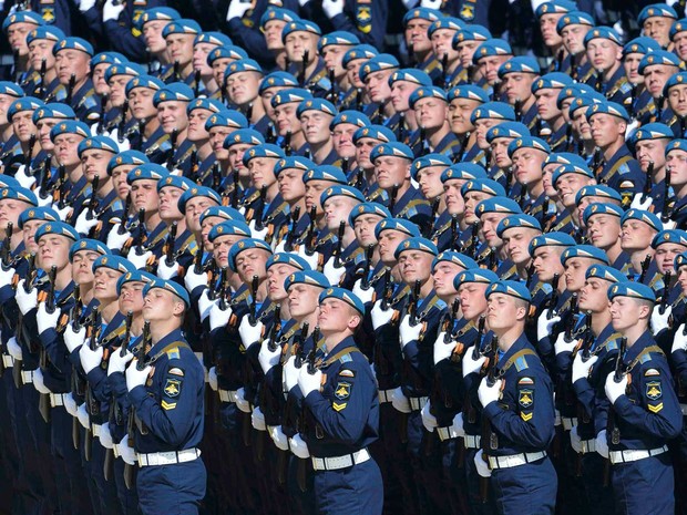 Soldados russos da unidade de cerimoniais. (Foto: RIA Novosti / Via Reuters)