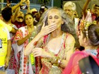 No chão, Maria Bethânia se emociona em desfile da Mangueira