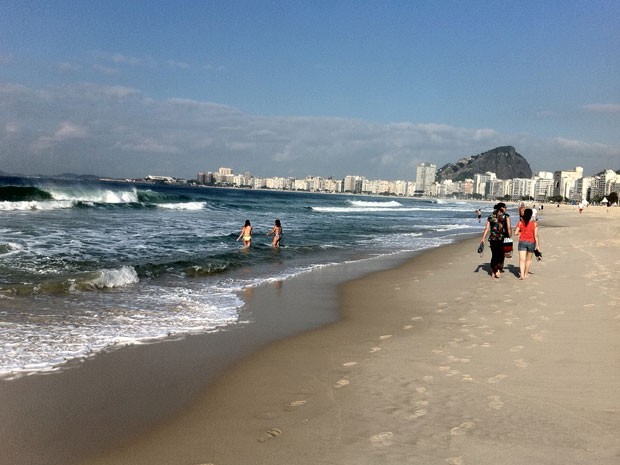 Banhistas arriscam entrar no mar de Copacabana nesta segunda-feira (Foto: Darlan Alvarenga/G1)