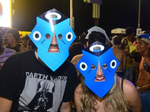 Foliões usam máscara do BaianaSystem (Foto: Max Haack/Ag. Haack)