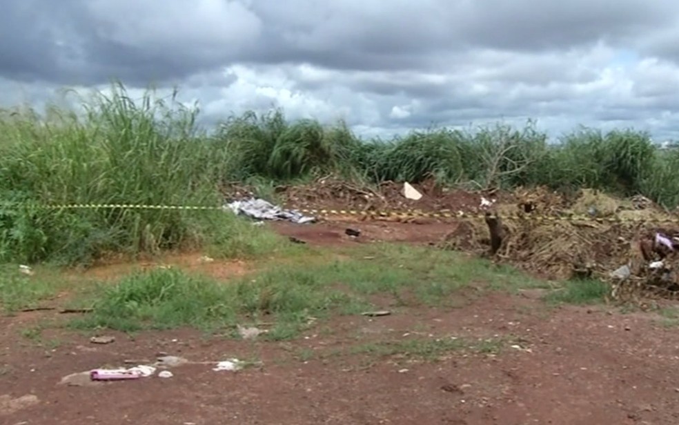 Emanuelle Muniz foi encontrada morta em um lote abandonado em Anápolis, Goiás (Foto: Reprodução/TV Anhanguera)
