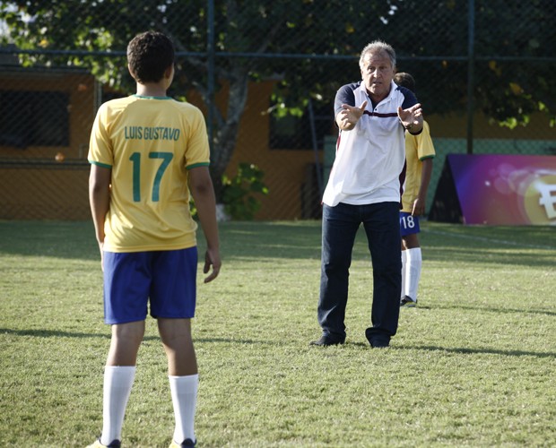 Zico explica esquema tático para jogador (Foto: TV Globo/Inácio Moraes)