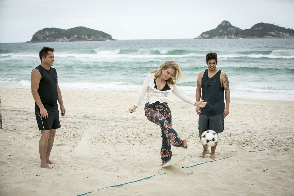 Até Angélica arriscou um chute durante a partida de futevôlei (Foto: Isabella Pinheiro/Gshow)