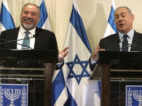 Ultranacionalista Avigdor Lieberman (esquerda) e o premiê israelense Benjamin Netanyahu assinam acordo de coalizão nesta quarta-feira (25) (Foto: MENAHEM KAHANA / AFP) Ultranacionalista Avigdor Lieberman (esquerda) e o premiê israelense Benjamin Netanyahu assinam acordo de coalizão nesta quarta-feira (25) (Foto: MENAHEM KAHANA / AFP)