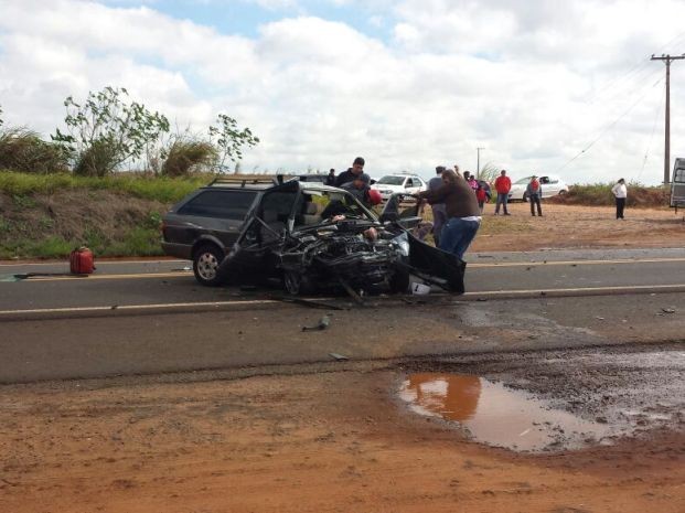 Carros bateram de frente na rodovia (Foto: Luizinho Andretto/Divulgação)