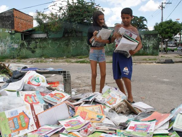 Moradores aproveitaram para levar alguns livros para casa. Belém (Foto: Ary Souza/ O Liberal)