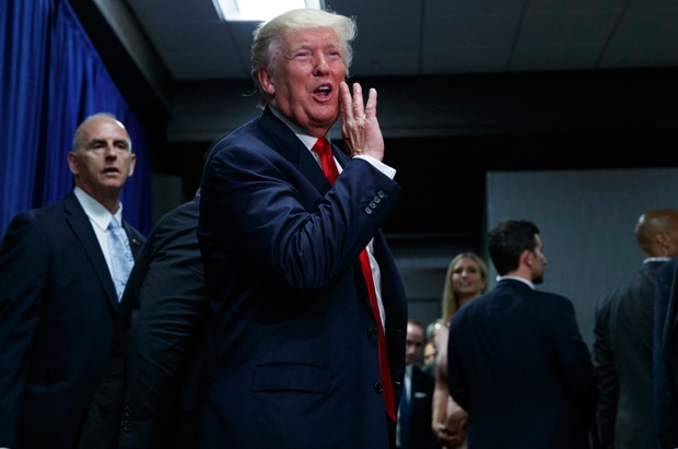 Trump havia banido de acompanhar seus eventos o The Washington Post, o Politico e o Buzzfeed (Foto: Evan Vucci/AP)