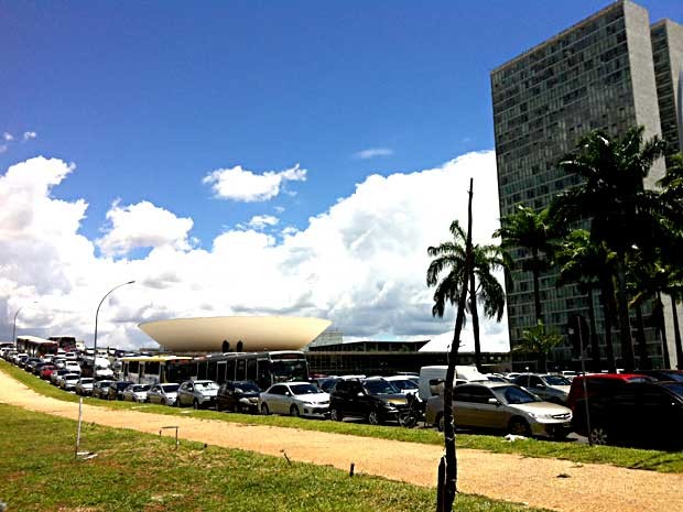 Congestionamento no Eixo Monumental durante protesto de professores em Brasília (Foto: Isabella Formiga/G1) Congestionamento no Eixo Monumental durante protesto de professores em Brasília (Foto: Isabella Formiga/G1)