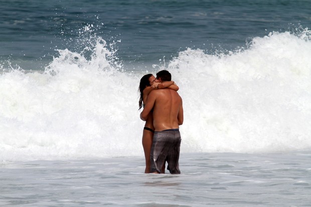 Ronaldo e namorada na praia do Leblon, RJ (Foto: Wallace Barbosa/AgNews)