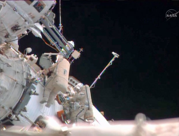 Nesta imagem divulgada pela Nasa os astronautas russos Pavel Vinogradov, à esquerda, e Roman Romanenko, à direita, efetuam trabalho do lado de fora da Estação Espacial (Foto: Nasa/AP)