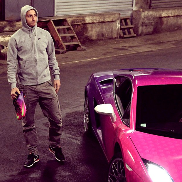Ibrahimovic ao lado de carro rosa (Foto: Reprodução / Instagram)