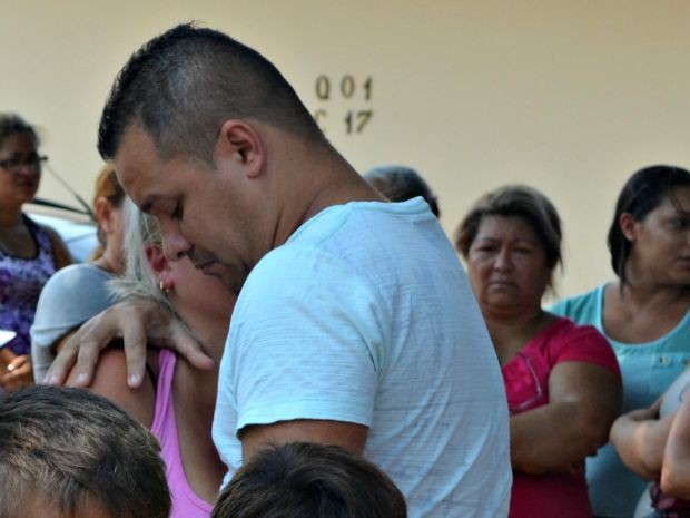 Pais se abraçam e choram incoformados com morte do filho  (Foto: Aline Nascimento/G1)