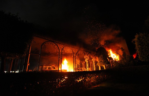 O consulado norte-americano em Benghazi, na Líbia, em chamas após invasão de manifestantes em protesto (Foto: Esam Al-Fetori / Reuters)