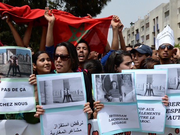 Marroquinos participam de protesto, na quinta (4), contra manifestantes do Femen, que mostraram os seios e se beijaram em público em Rabat (Foto: AFP Photo/Fadel Senna)