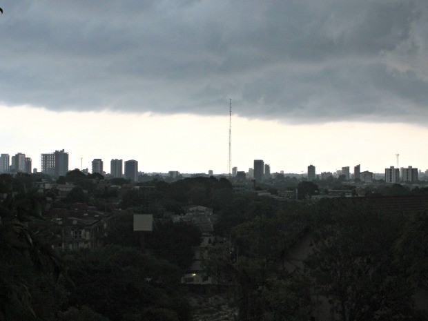 Tempo nublado Manaus (Foto: Adneison Severiano G1/AM)