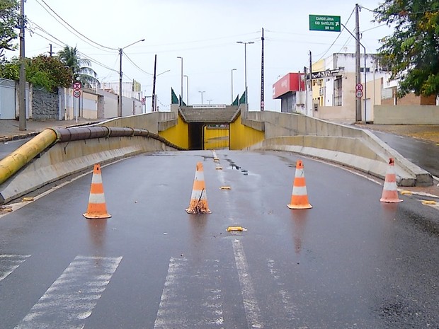 Túnel que liga a Av. Capitão Mor-Gouveia à Av. Prudente de Morais depende do trabalho de drenagem para ser liberado (Foto: Clayton Carvalho/Inter TV Cabugi)